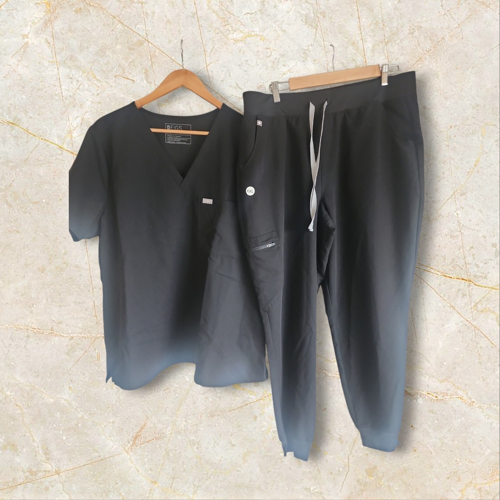 Figs Women's Black Scrub Top and Jogger Pants Set